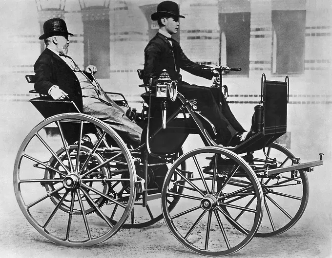 Gottlieb Daimler i Wilhelm Maybach zaprojektowali samochód w 1885 roku