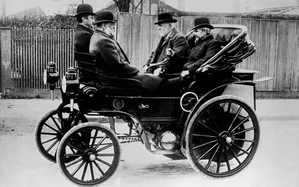 Samochód z napędem pasowym Gottlieba Daimlera, 1895 r