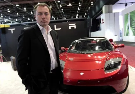 Elon Musk z Teslą Roadster w 2008 roku
