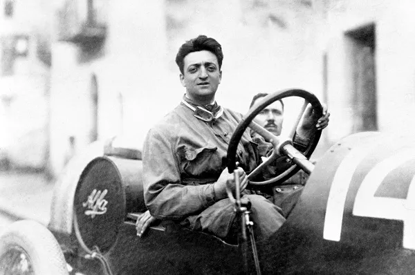 Portret wyścigowy Enzo Ferrari 1918