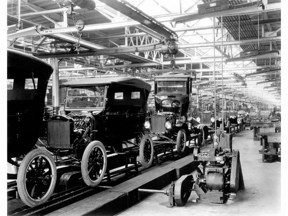 Pierwsza ruchoma linia montażowa Forda 1913