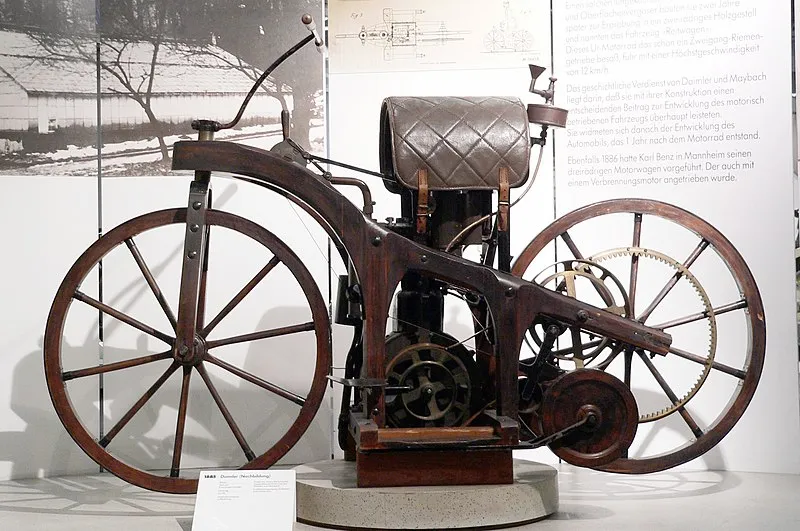 Gottlieb Daimler i Wilhelm Maybach zaprojektowali Reitwagen w 1885 roku