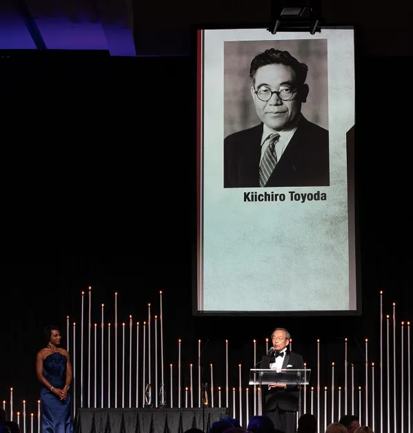 Ceremonia wprowadzenia Kiichiro Toyody do Automotive Hall of Fame 1994