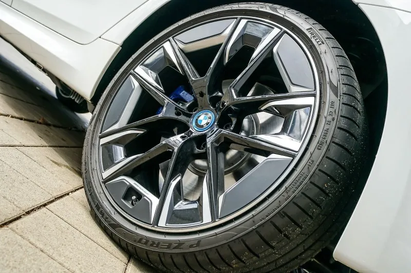 BMW 530 e xDrive M-Sport =Exclusive= Individual Гаранция Image 3