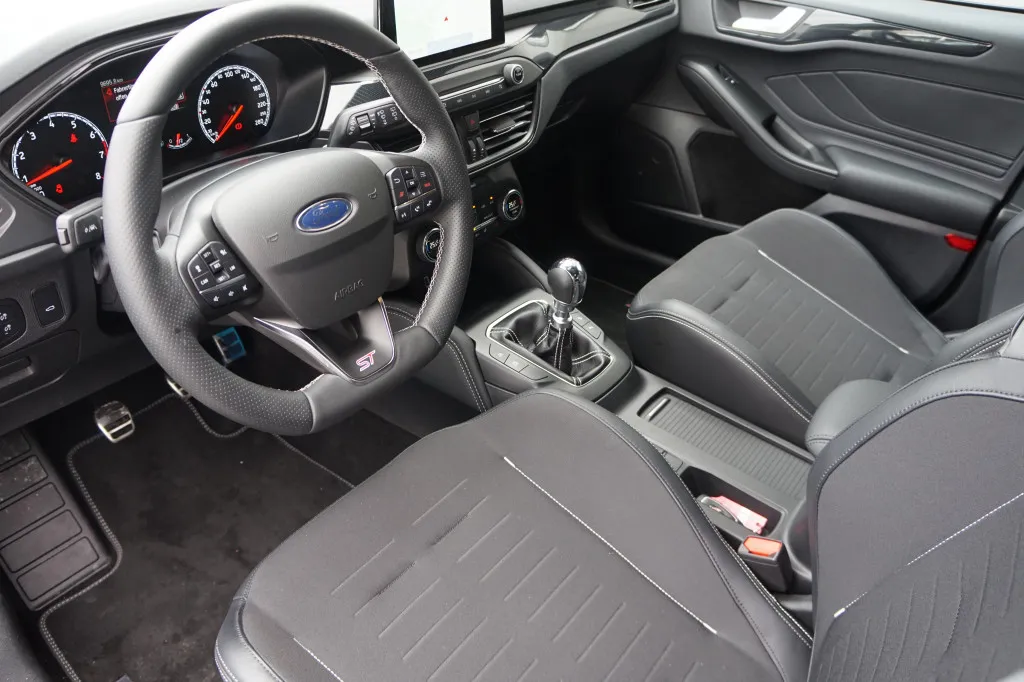 Ford Focus TURNIER 2,3 ST*PERFORMANCE*NAVI*IACC* Image 8