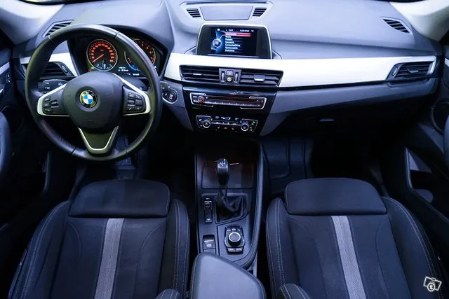 BMW X1 F48 xDrive20i A Business / Neliveto / Vakkari / Kaistavahti / Sporttipenkit / Image 8